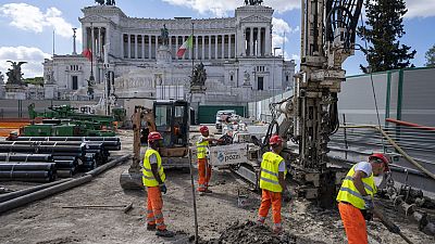 operai a lavoro in Piazza Venezia a Roma