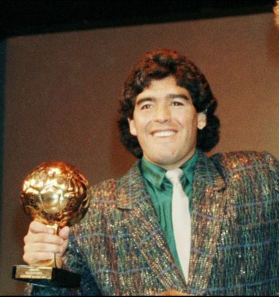 Arjantinli efsanevi futbolcu Diego Maradona Paris'te Dünya Kupası Futbol Topu Ödülü'nü elinde tutarken / 1986