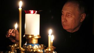  فلاديمير بوتين يضيء شمعة لإحياء ذكرى ضحايا الهجوم الدامي على قاعة مدينة كروكوس/ أرشيف