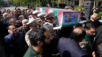 أفراد من الجيش يحملون نعش وزير الخارجية حسين أمير عبد اللهيان المغطى بالعلم الإيراني، خلال مراسم جنازة في وزارة الخارجية في طهران في 23 مايو 2024.