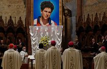 تصویر کارلو آکوتیس، نوجوان ایتالیایی در یک کلیسا که قرار است با تایید پاپ قدیس شود