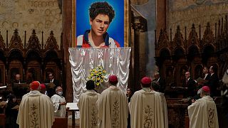 تصویر کارلو آکوتیس، نوجوان ایتالیایی در یک کلیسا که قرار است با تایید پاپ قدیس شود