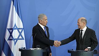 المستشار الألماني أولاف شولتز ورئيس الوزراء الإسرائيلي بنيامين نتنياهو يتصافحان خلال مؤتمر صحفي مشترك في المستشارية في برلين، ألمانيا، 16 مارس، 2023.