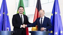 El canciller alemán, Scholz, a la derecha, estrecha la mano del primer ministro de Portugal, Montenegro, durante una rueda de prensa conjunta tras su reunión en Berlín.