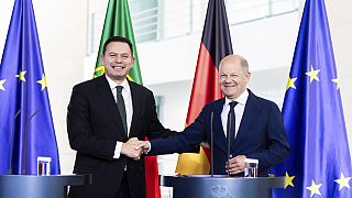 El canciller alemán, Scholz, a la derecha, estrecha la mano del primer ministro de Portugal, Montenegro, durante una rueda de prensa conjunta tras su reunión en Berlín.