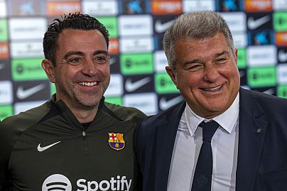FC Barcelona Başkanı Joan Laporta (sağ), teknik direktör Xavi Hernandez