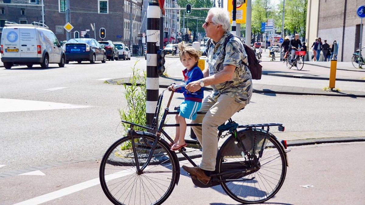 De meeste Nederlanders fietsen wekelijks.  Hoe maakte de Lage Landen er een nationaal tijdverdrijf van?