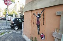 Ein Wandgemälde, das die italienische antifaschistische Aktivistin Ilaria Salis beim Zerbrechen ihrer Ketten in der Nähe der ungarischen Botschaft in Rom zeigt.
