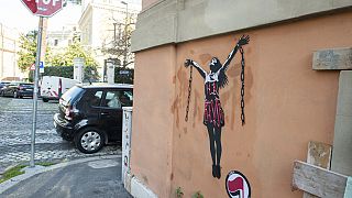 Imagen de una pintura mural que representa a la activista antifascista italiana Ilaria Salis rompiendo sus cadenas, cerca de la Embajada de Hungría en Roma.