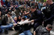 شرطي يقوم بسحب إحدى الناشطات في المظاهرة - باريس - 45/05/2024