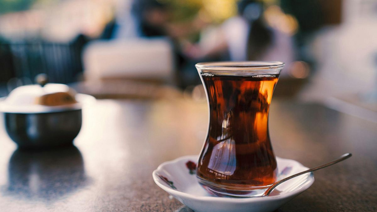 Una taza de té turco en un vaso tradicional ince belli (que literalmente significa «de cintura delgada»)