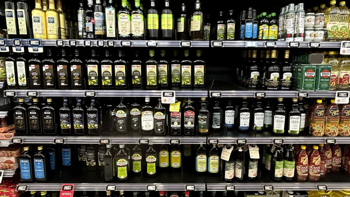 Botellas de aceite de oliva en un supermercado de Roma, el viernes 8 de marzo de 2024.