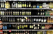 Botellas de aceite de oliva en un supermercado de Roma, el viernes 8 de marzo de 2024.
