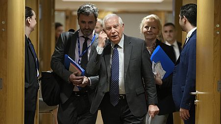El jefe de la diplomacia europea, Josep Borrell en el medio de la foto