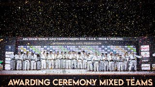 Die finale Siegerzeremonie bei den Judo-Weltmeisterschaften in Abu Dhabi nach dem Wettkampf der Mixed Teams.