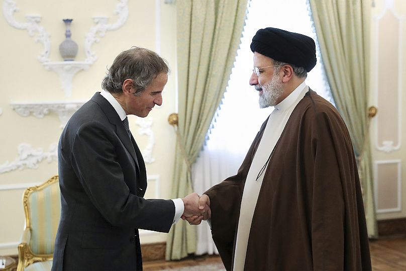 رافائل گروسی در دیدار با ابراهیم رئیسی، رئیس جمهور فقید ایران