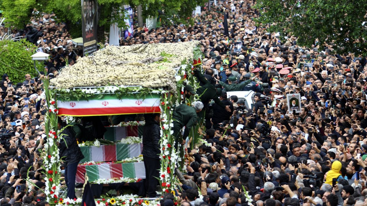 Το φέρετρο του προέδρου του Ιράν Ραϊσί που σκοτώθηκε σε συντριβή ελικοπτέρου