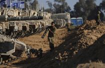 Un soldat israélien travaille sur un char près de la frontière de Gaza dans le sud d'Israël, le 24 mai 2024.