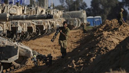 Un soldado israelí trabaja en un tanque cerca de la frontera con Gaza, en el sur de Israel, 24 de mayo de 2024.