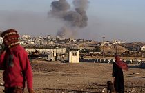 Füst száll fel Rafahnál egy izraeli légicsapás után