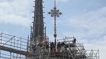 Instalación de la cruz en Notre Dame