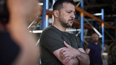 Volodymyr Zelenskyy inspecte les dégâts subis par la plus grande imprimerie d'Ukraine après une attaque de missiles russes qui a tué sept civils à Kharkiv, le 24 mai 2024.