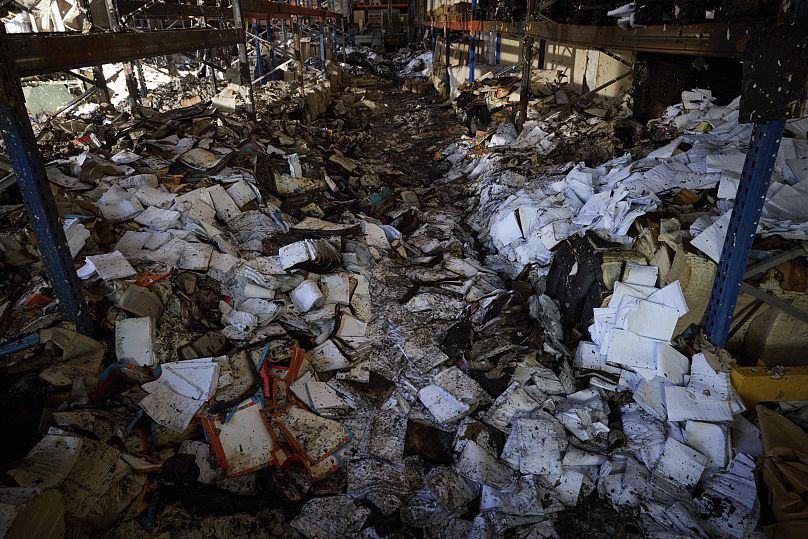 Livres brûlés dans un atelier endommagé de la plus grande imprimerie d'Ukraine après une attaque de missiles russes à Kharkiv, 24 mai 2024.