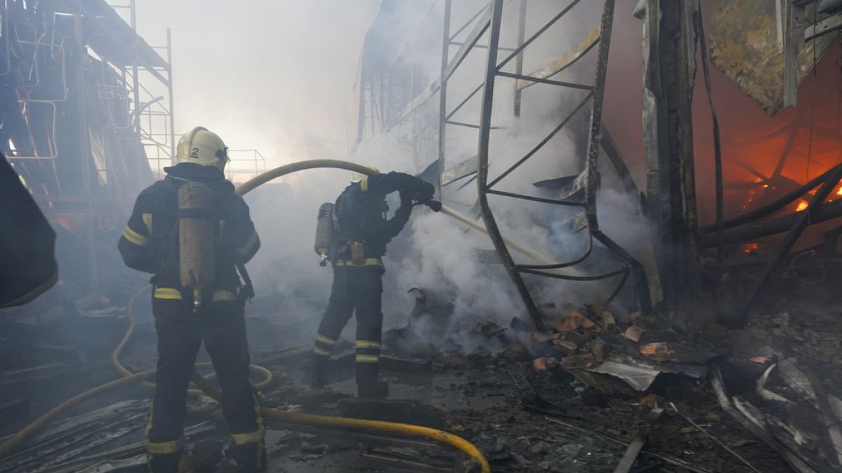 Des pompiers éteignent un incendie après que deux bombes guidées aient frappé un grand magasin de matériaux de construction à Kharkiv, en Ukraine, le samedi 25 mai 2024.