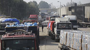 İsrail'in Gazze'ye açılan ana kapısı Kerem ebu Salim (Kerem Şalom) üzerinden kuşatma altındaki kente geçmeyi bekleyen insani yardım yüklü kamyonlar 