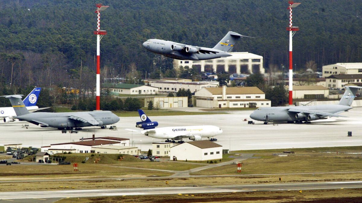 Startende Flugzeuge vom US-Luftwaffenstützpunkt Ramstein, 3. April 2003.