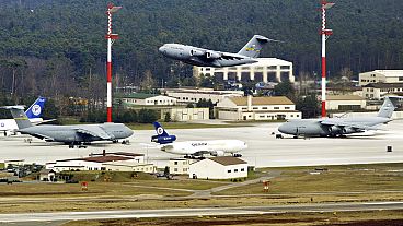 Aerei in decollo dalla base aerea statunitense di Ramstein, 3 aprile 2003.