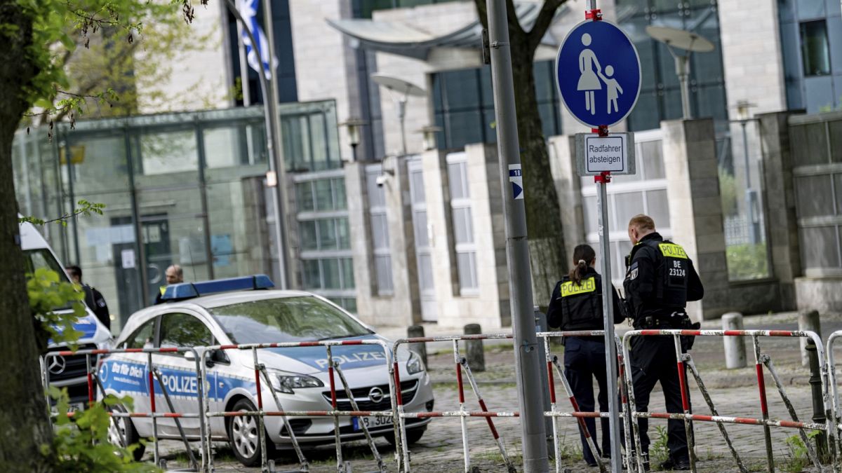 Rendőrök őrzik Izrael berlini nagykövetségét