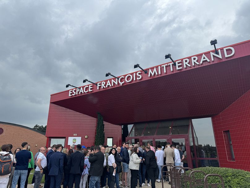 People waited in line for more than two hours to see Bardella and Le Pen in Hénin-Beaumont (northern France)