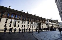 Dante Alighieri'nin ölümünün 700. yıldönümünü anma törenleri nedeniyle İlahi Komedya'nın halka açık okumasını dinlemek için Duomo Katedrali'ne girmeye çalışan İtalyanlar