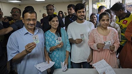   زعيم حزب آم آدمي ورئيس وزراء دلهي، أرفيند كيجريوال، يسار، بجوار أفراد عائلته وهم يظهرون بطاقات هويتهم في مركز الاقتراع - نيودلهي، الهند.  25 مايو 2024