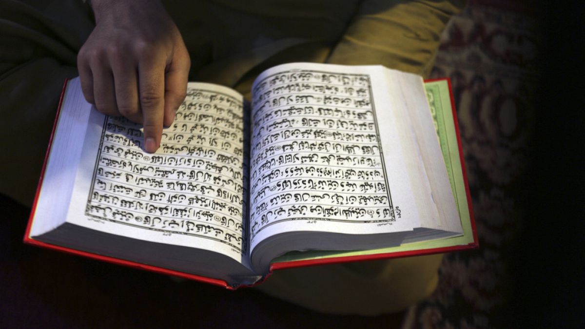  مسلم يقرأ القرآن في مسجد، بيشاور، باكستان، 31 مارس، 2024