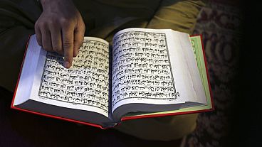  مسلم يقرأ القرآن في مسجد، بيشاور، باكستان، 31 مارس، 2024
