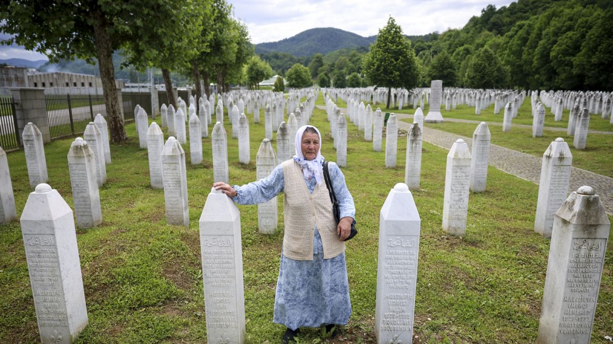 Bosnyák asszony az áldozatok potocari emlékparkjában