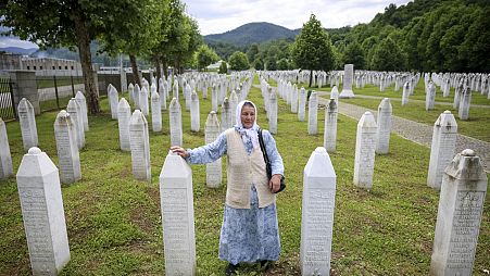 Bosnyák asszony az áldozatok potocari emlékparkjában