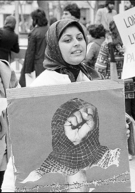 Egy, a perzsa sah ellen tüntető nő New Yorkban, 1979-ben