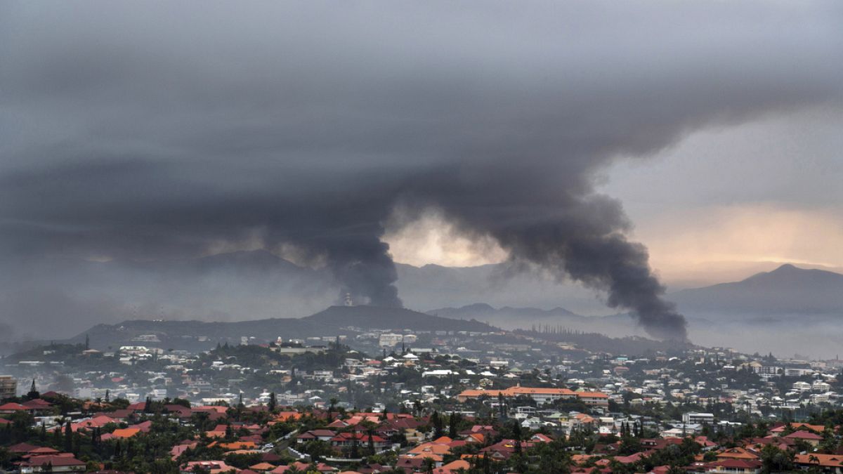 Noumea, Yeni Kaledonya'daki protestolar sırasında yükselen dumanlar, 15 Mayıs 2024 Çarşamba.