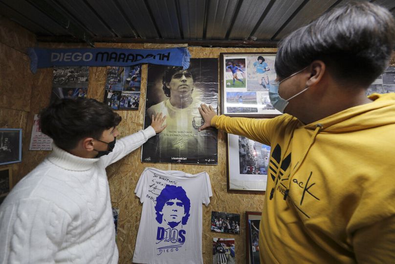 Imagem de Arquivo. Jovens fãs de Maradona no "Quartieri Spagnoli" em Nápoles. 26 de Novembro, 2020