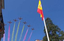Aerei militari colorano i cieli spagnoli con la bandiera del Paese
