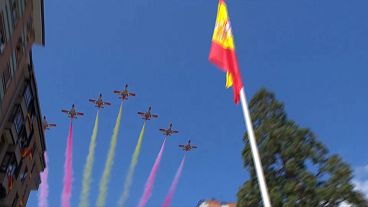 Aerei militari colorano i cieli spagnoli con la bandiera del Paese