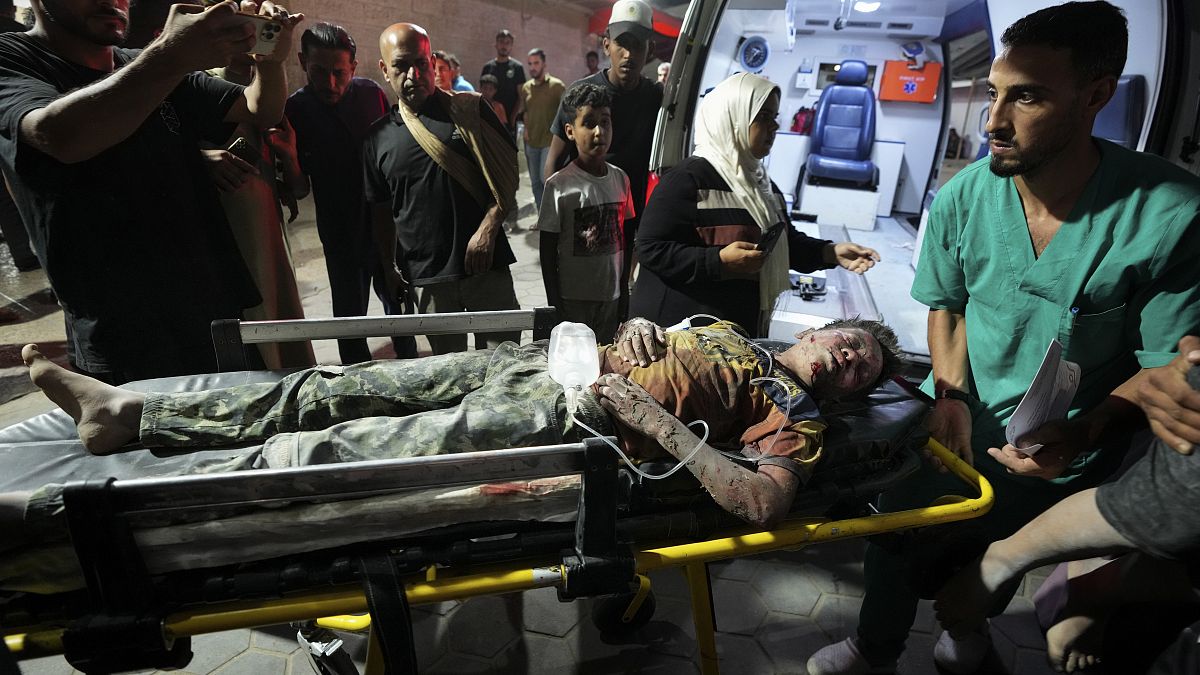 Un palestinese ferito in un bombardamento israeliano sulla Striscia di Gaza viene portato all'ospedale Al Aqsa di Deir al Balah (26 maggio 2024)