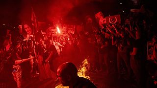 Manifestantes queimam fogo durante um protesto contra o governo do primeiro-ministro israelita Benjamin Netanyahu e apelam à libertação dos reféns detidos na Faixa de Gaza pelo 