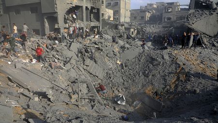 فلسطينيون ينتشلون ضحاياهم في مقوع مبنى دمرته غارة إسرائيلية  بالكامل في جباليا. 2023/10/31