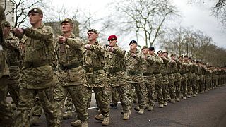 Londra'daki bir resmi geçit töreninde yürüyen İngiliz ordusu 4. Mekanize Tugayına bağlı askerler (arşiv)
