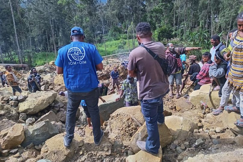 Des villageois cherchent dans un glissement de terrain dans le village de Yambali, dans les Hautes Terres de Papouasie-Nouvelle-Guinée, dimanche 26 mai 2024.