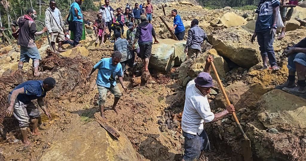 Papua New Guinea landslide buries over 2,000 people Papua New Guinea landslide buries over 2,000 people